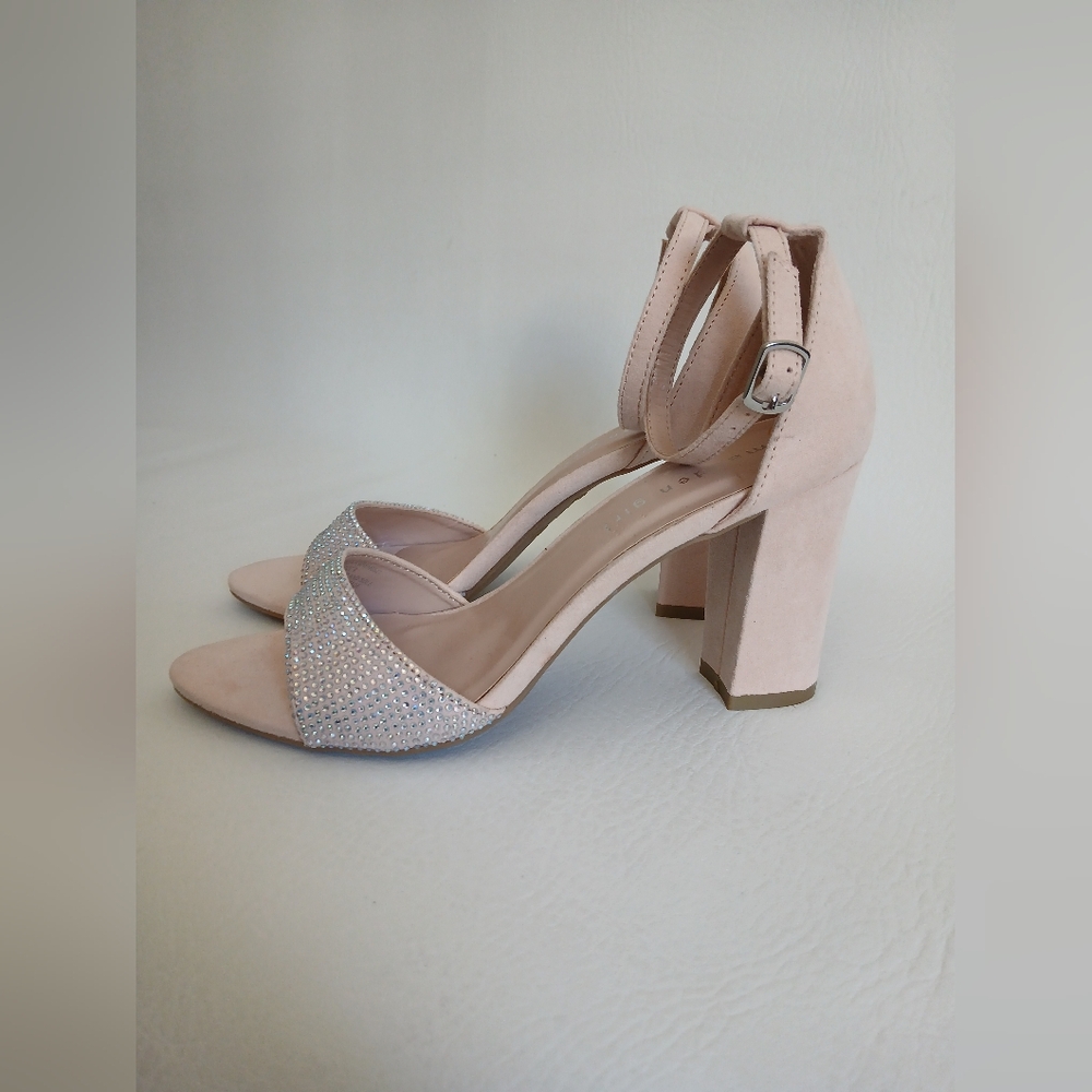 Women's Madden Girl nude faux suede open toe with crystal side buckle Sz8